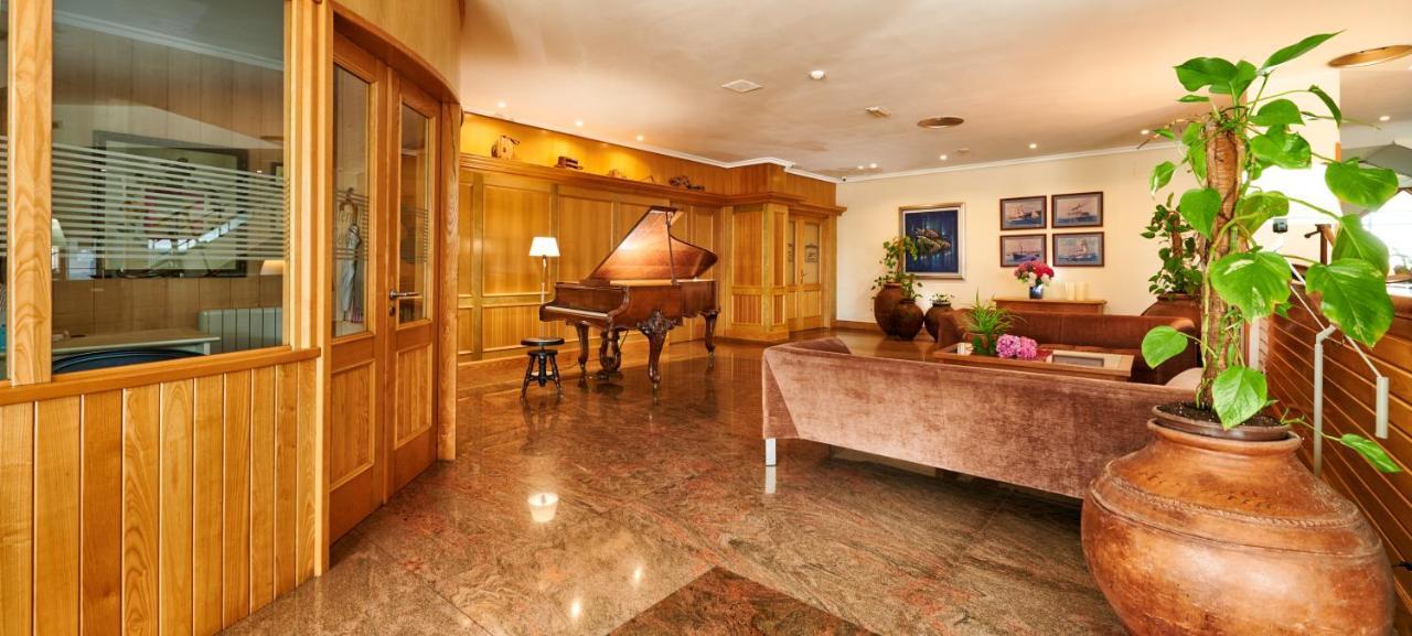 Hotel Juan De La Cosa Сантонья Экстерьер фото